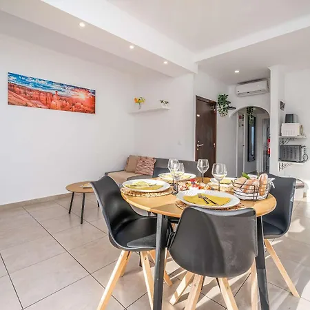 Apartment Sunlit Balcony & Open Space Flat By Hostwise