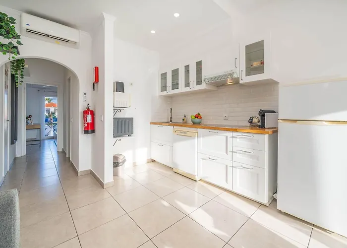 Sunlit Balcony & Open Space Flat By Hostwise Apartment *